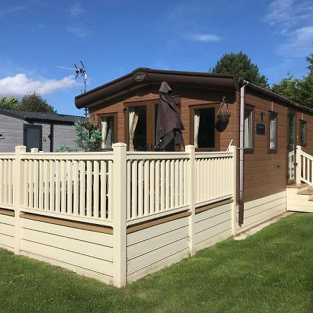 Brooksbank Lodge With Hot Tub Barmby on the Moor Exterior photo